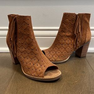 Toms suede fringe peep toe heels brown. Size 6 very gently worn